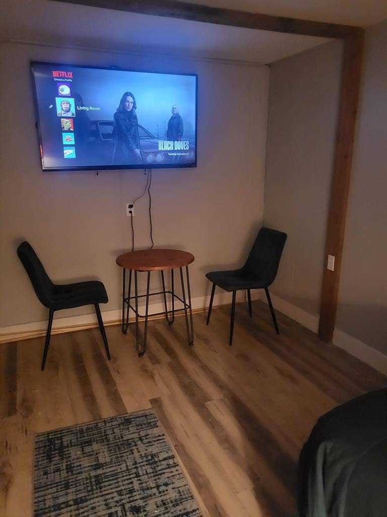 Studio Room w Bath & Kitchen