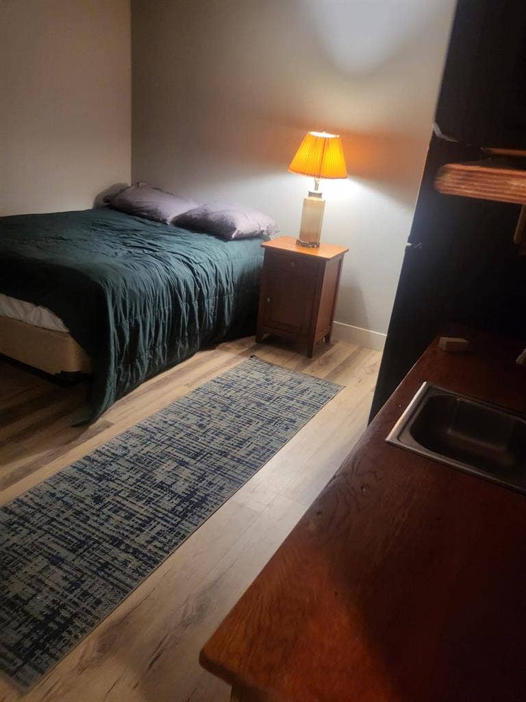 Studio Room w Bath & Kitchen