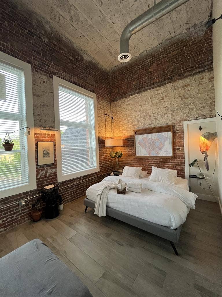 Bright Peaceful Loft 11/1/2026