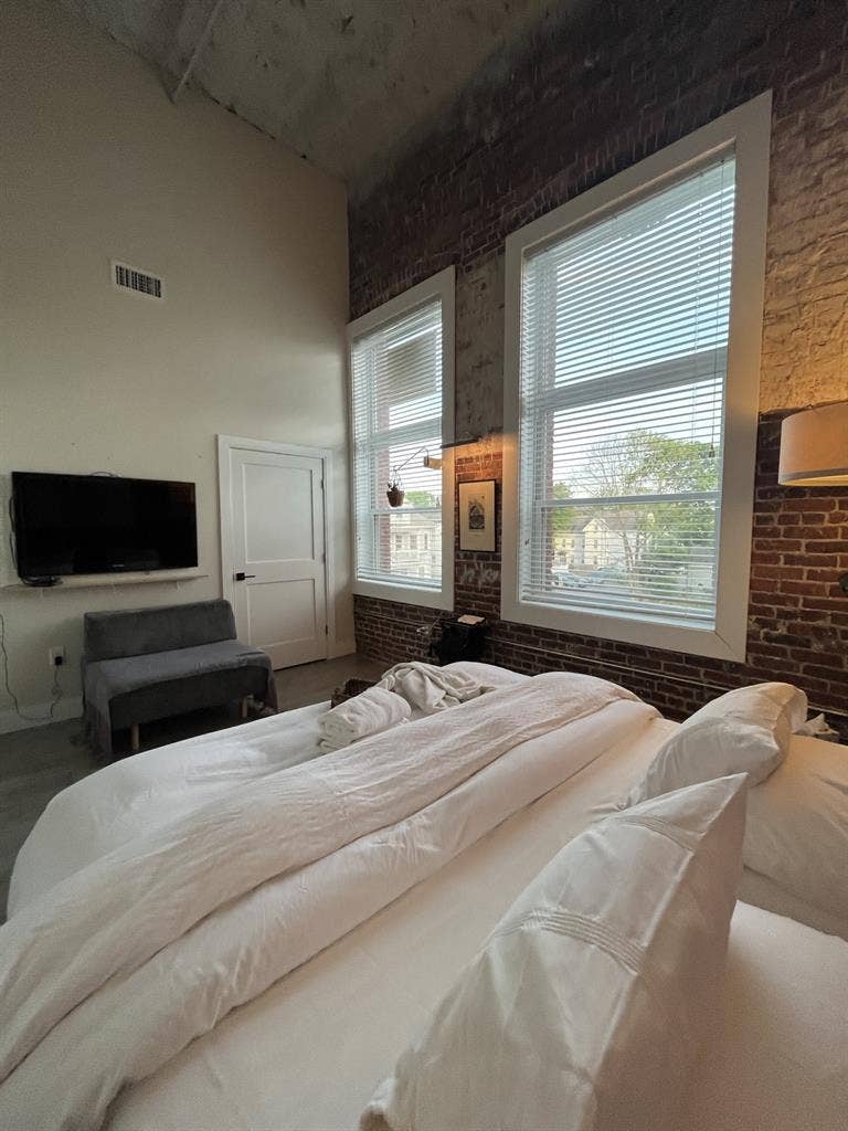 Bright Peaceful Loft 11/1/2026