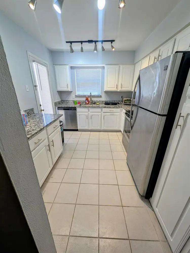 Private room & bathroom available