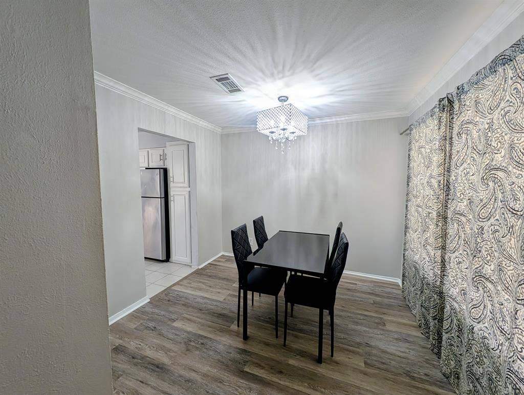 Private room & bathroom available