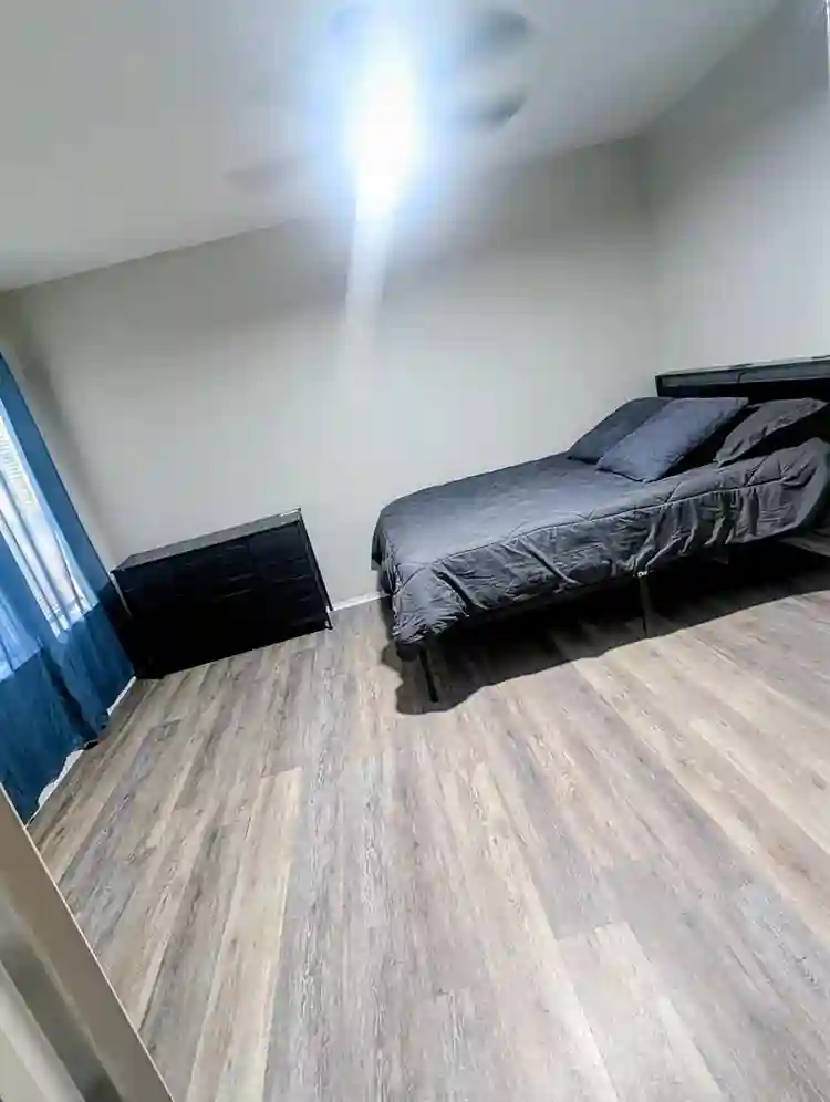 Private room & bathroom available