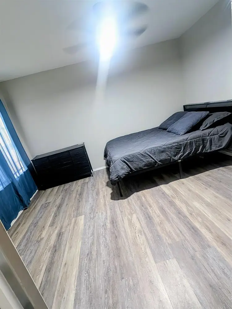 Private room & bathroom available