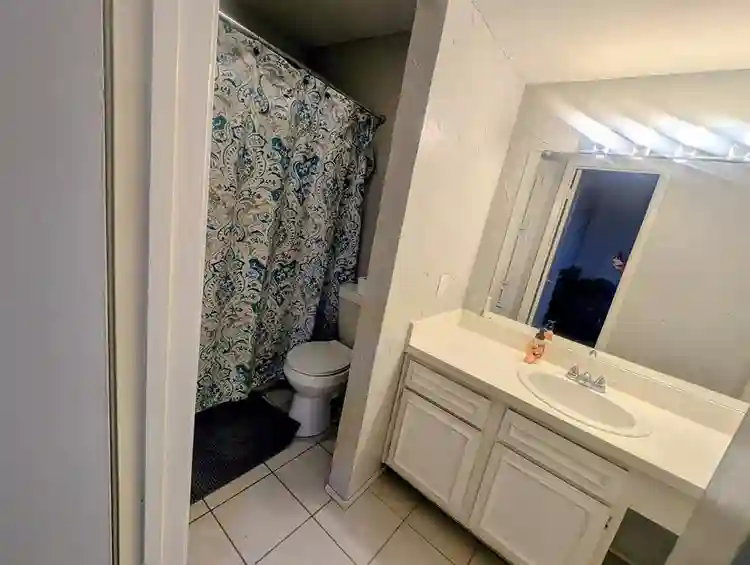 Private room & bathroom available