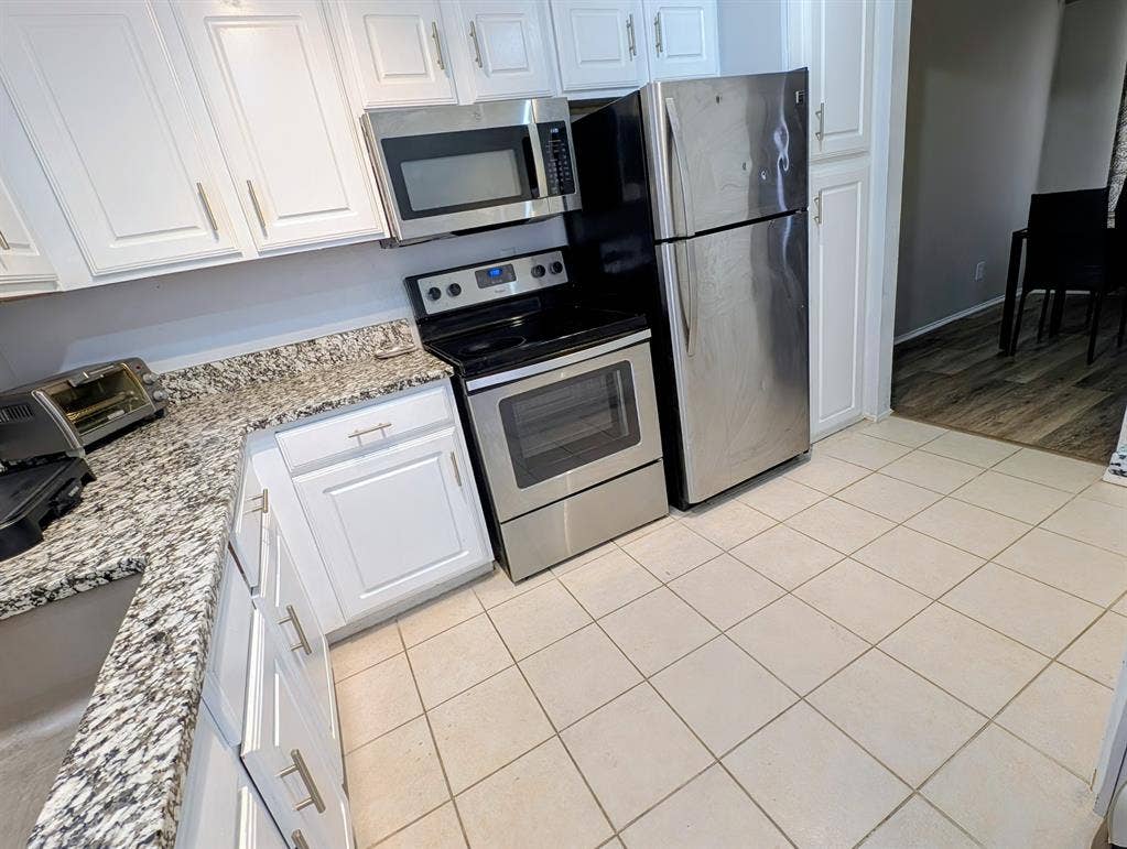 Private room & bathroom available
