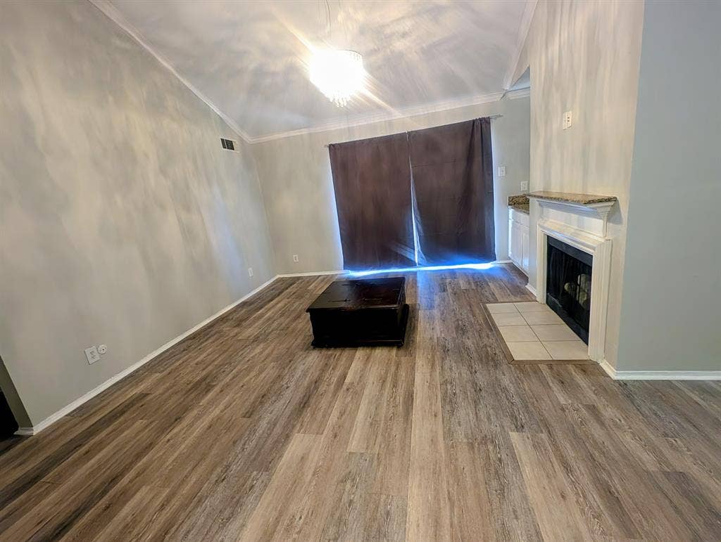 Private room & bathroom available