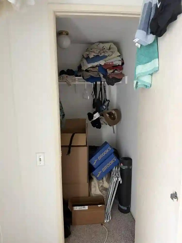 🏠 Room for Rent — Available Nov. 1