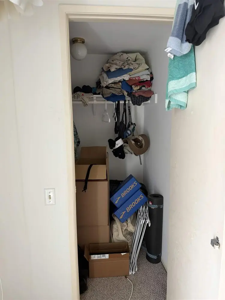 đ Room for Rent â Available Nov. 1