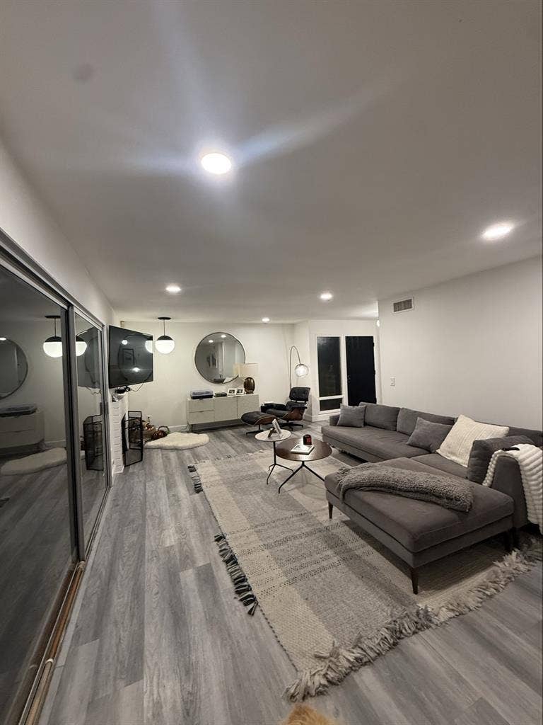 Irvine Beautiful Home 2 BR / 2 BA