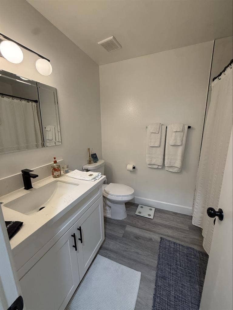 Irvine Beautiful Home 2 BR / 2 BA