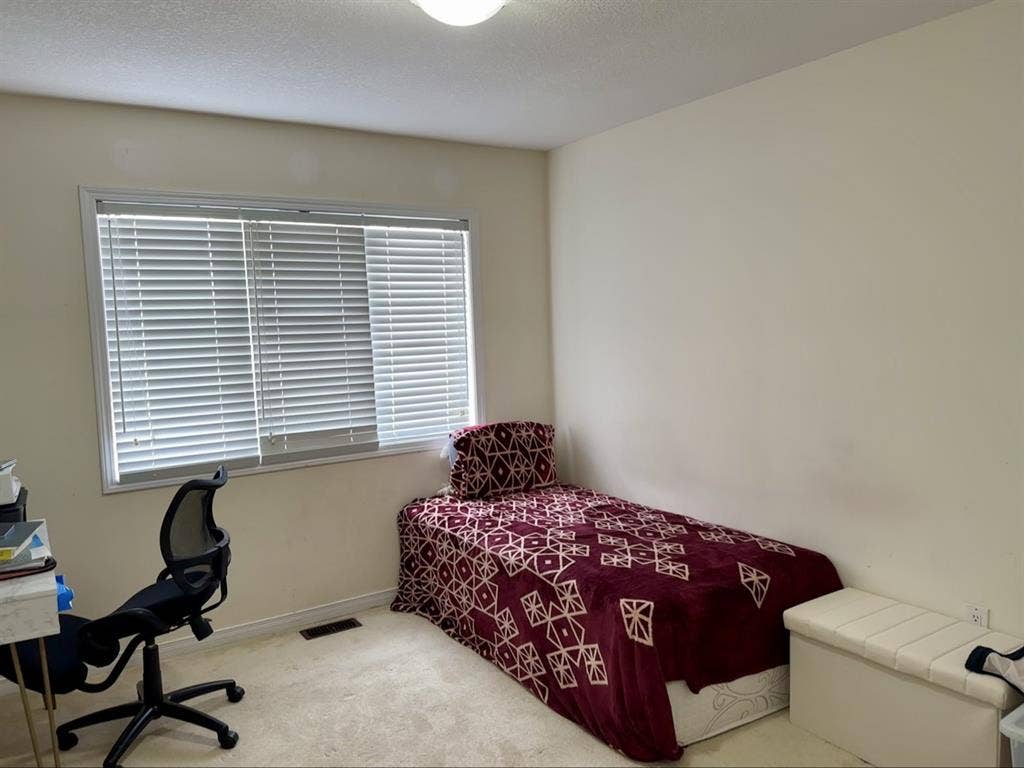 Private Room for rent for a girl.