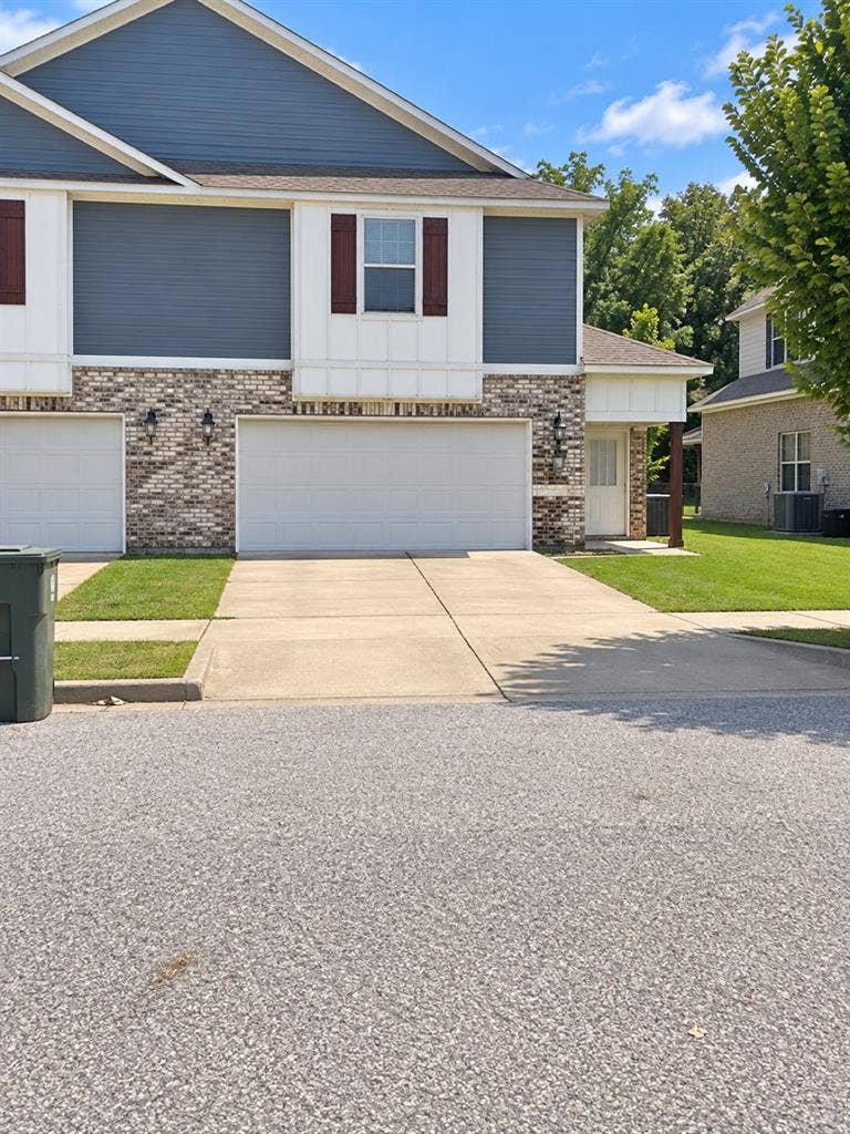 2 rooms in a 3bd 4ba townhouse!