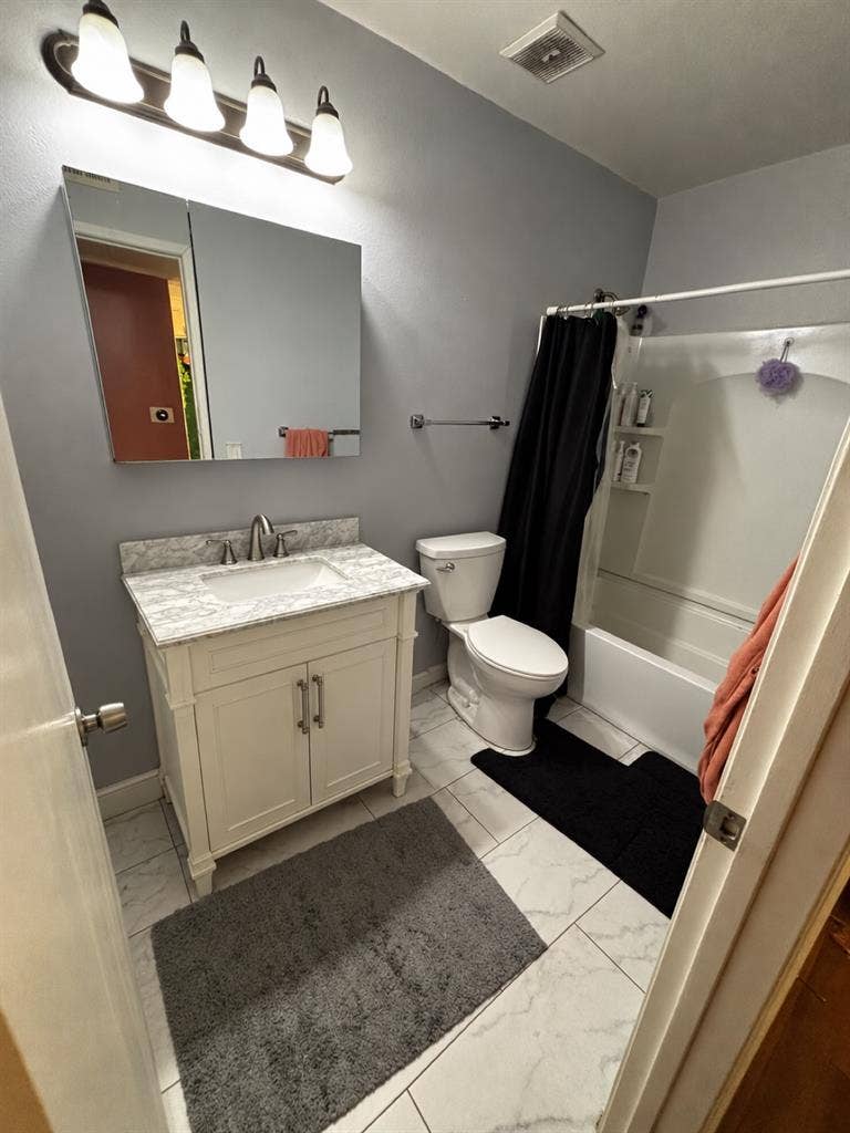 Private room and bathroomm