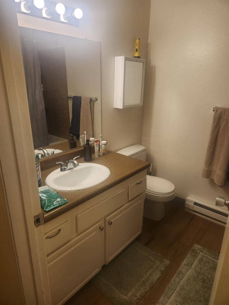 Looking for roommate
