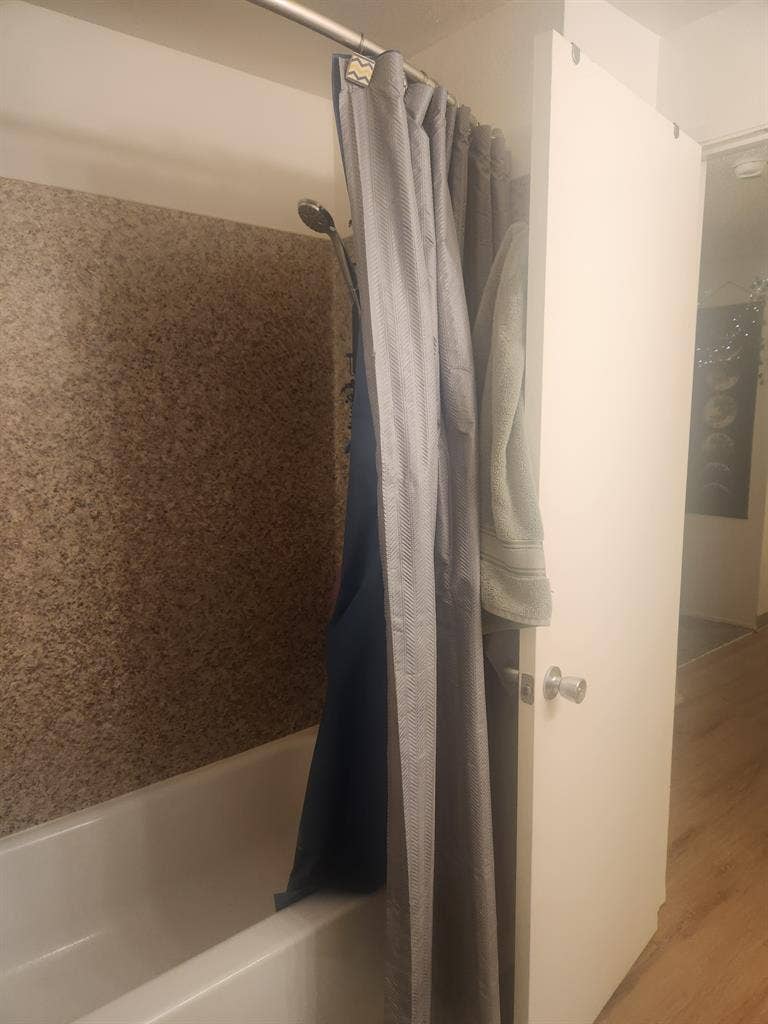 Looking for roommate