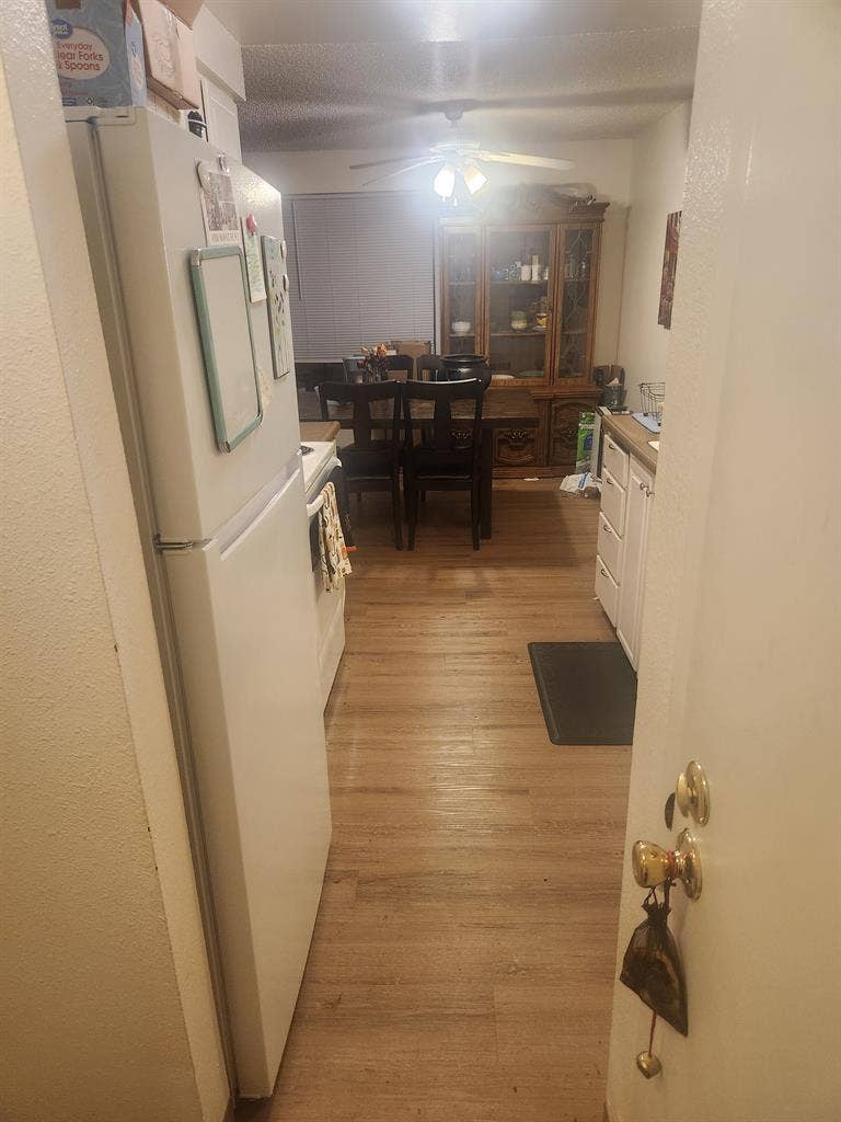 Looking for roommate