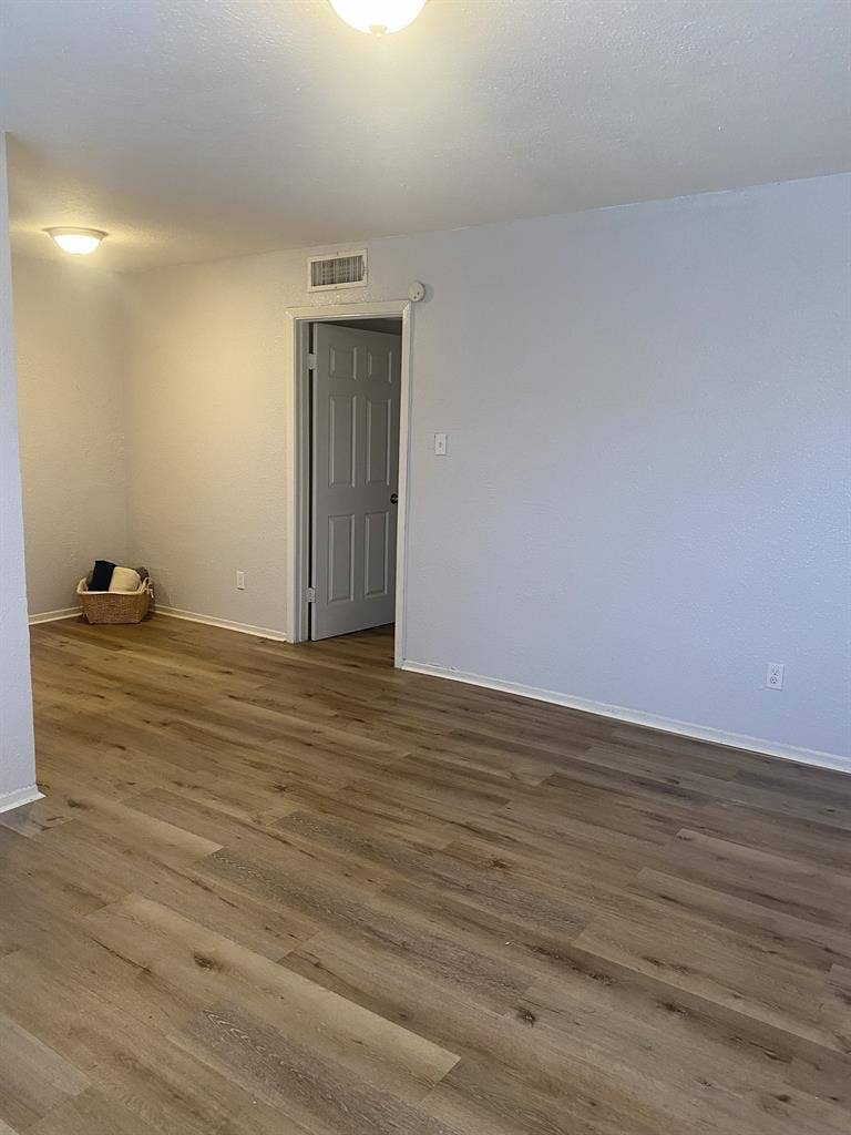 Spacious 1BR/1BA $995! Near 59N/610
