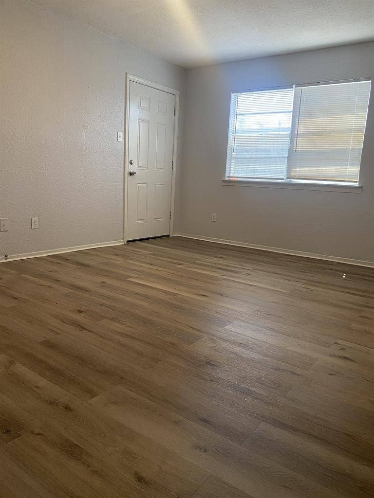Spacious 1BR/1BA $995! Near 59N/610