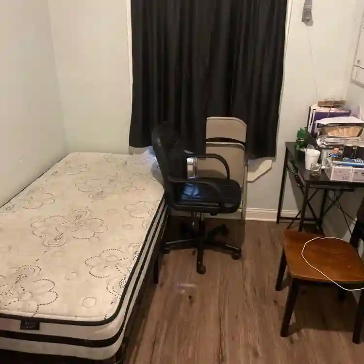 Looking for roommate. Look at Descr