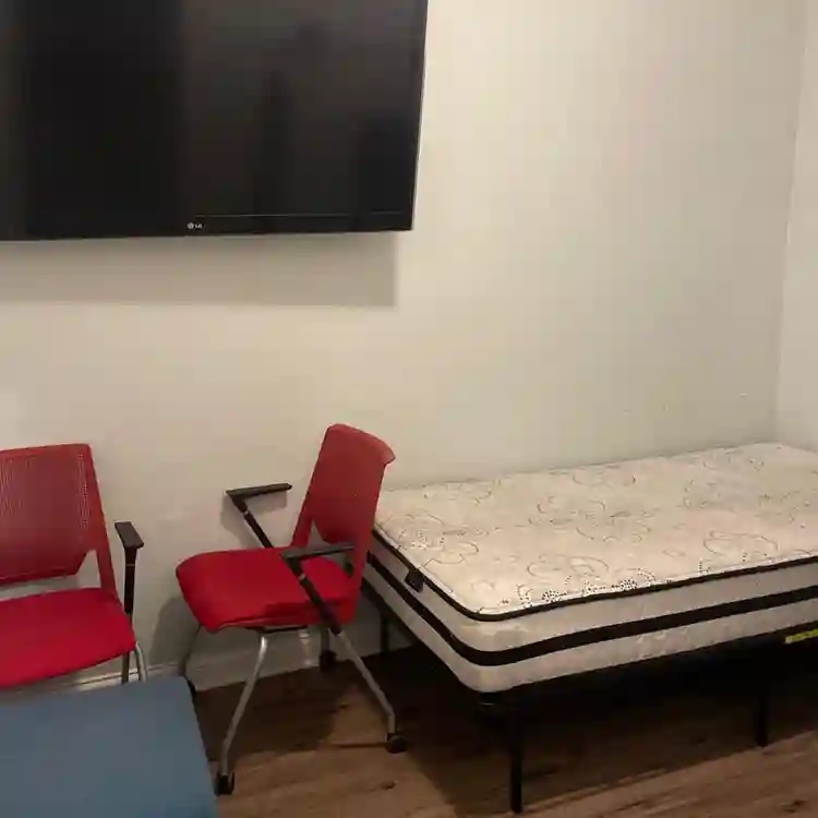 Looking for roommate. Look at Descr