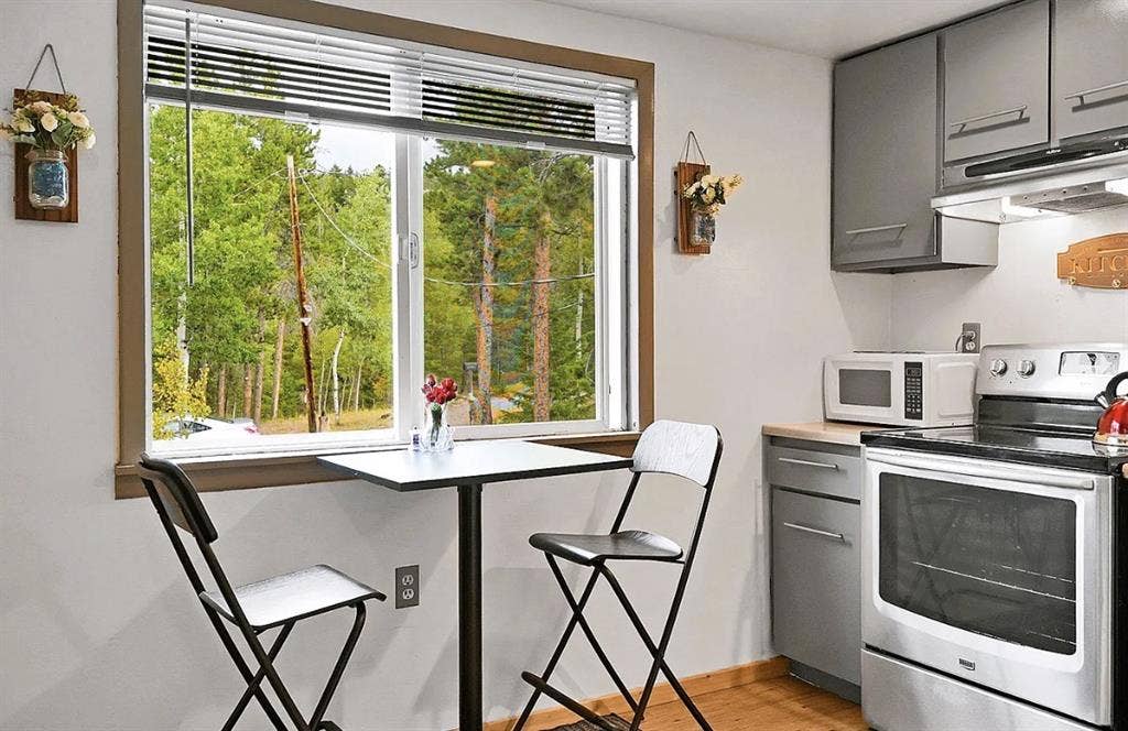 FULLY FURNISHED COZY 1B/1B