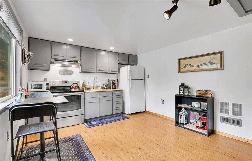 FULLY FURNISHED COZY 1B/1B