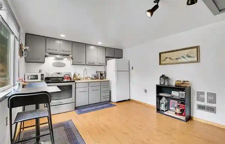 FULLY FURNISHED COZY 1B/1B