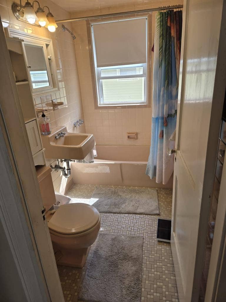 Looking for a roommate -MEDFORD