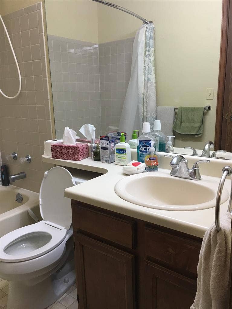 Bedroom w/ shared bath