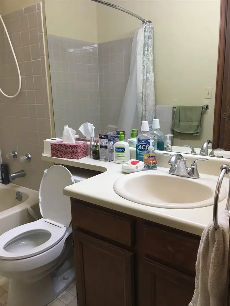 Bedroom w/ shared bath