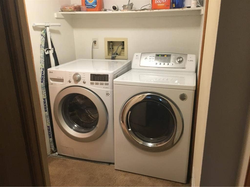 Bedroom w/ shared bath