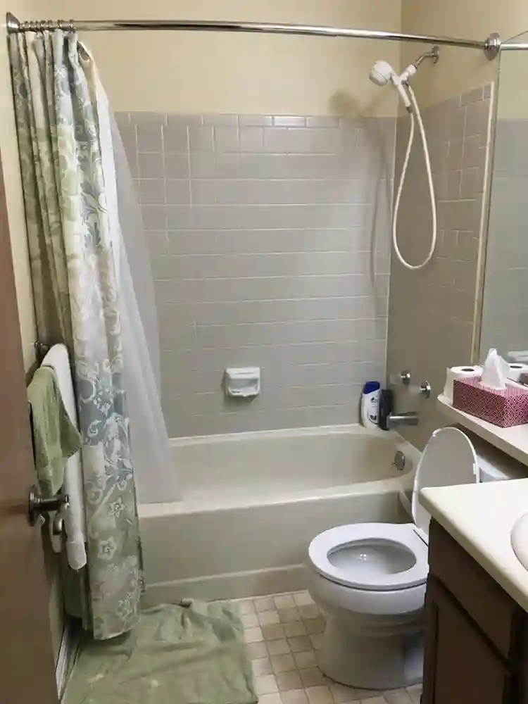 Bedroom w/ shared bath