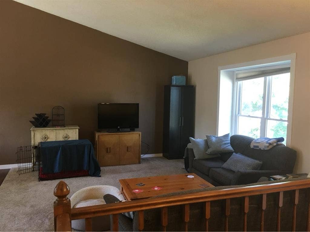 Bedroom w/ shared bath
