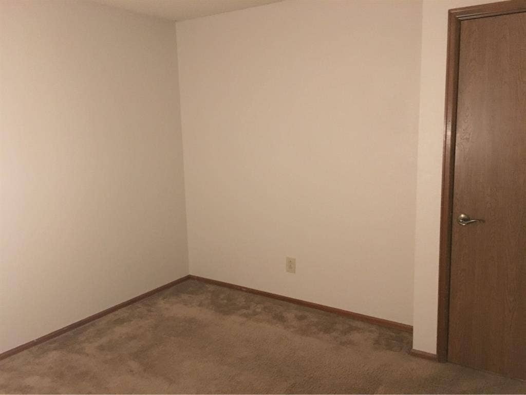 Bedroom w/ shared bath