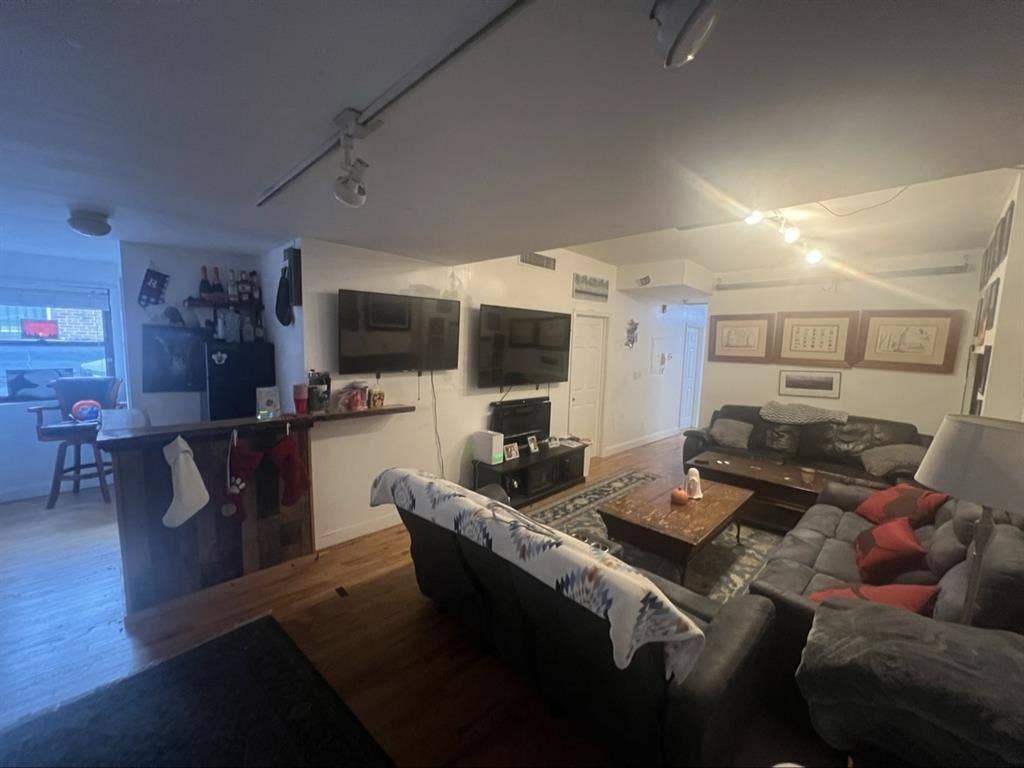 3 bed, 1.5 ba apt downtown stamford