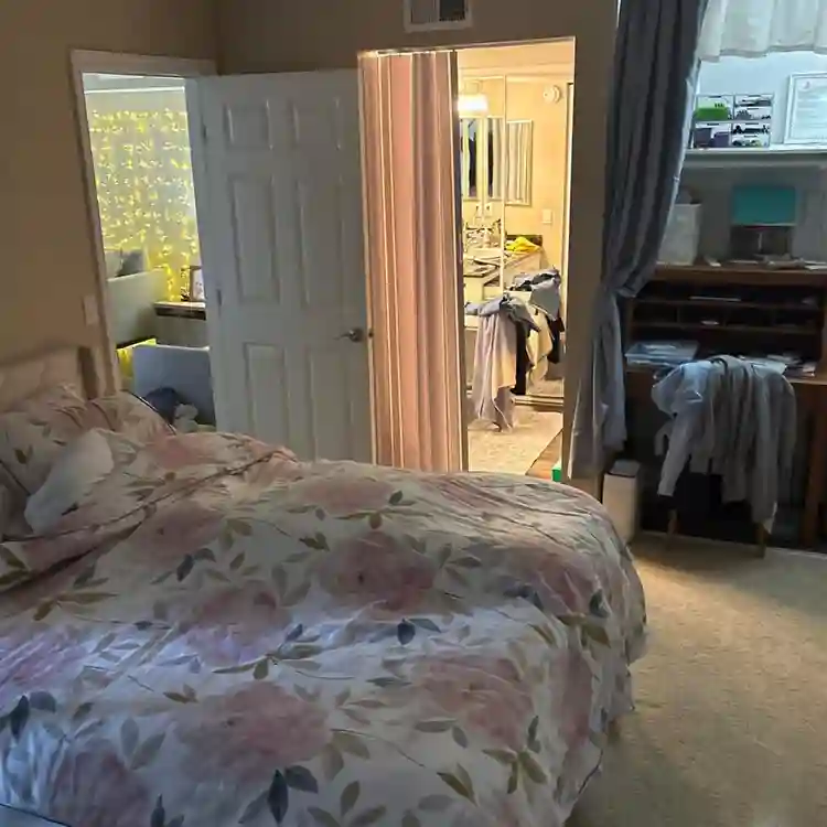1 bedroom apt to share w/woman
