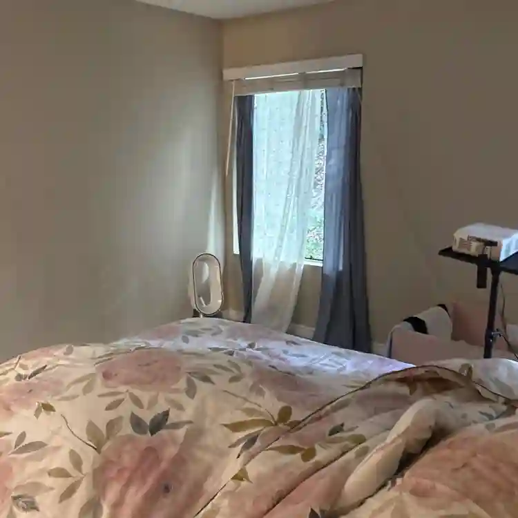 1 bedroom apt to share w/woman