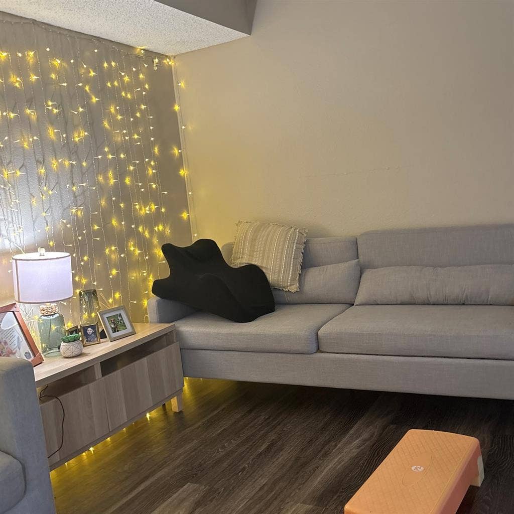 1 bedroom apt to share w/woman