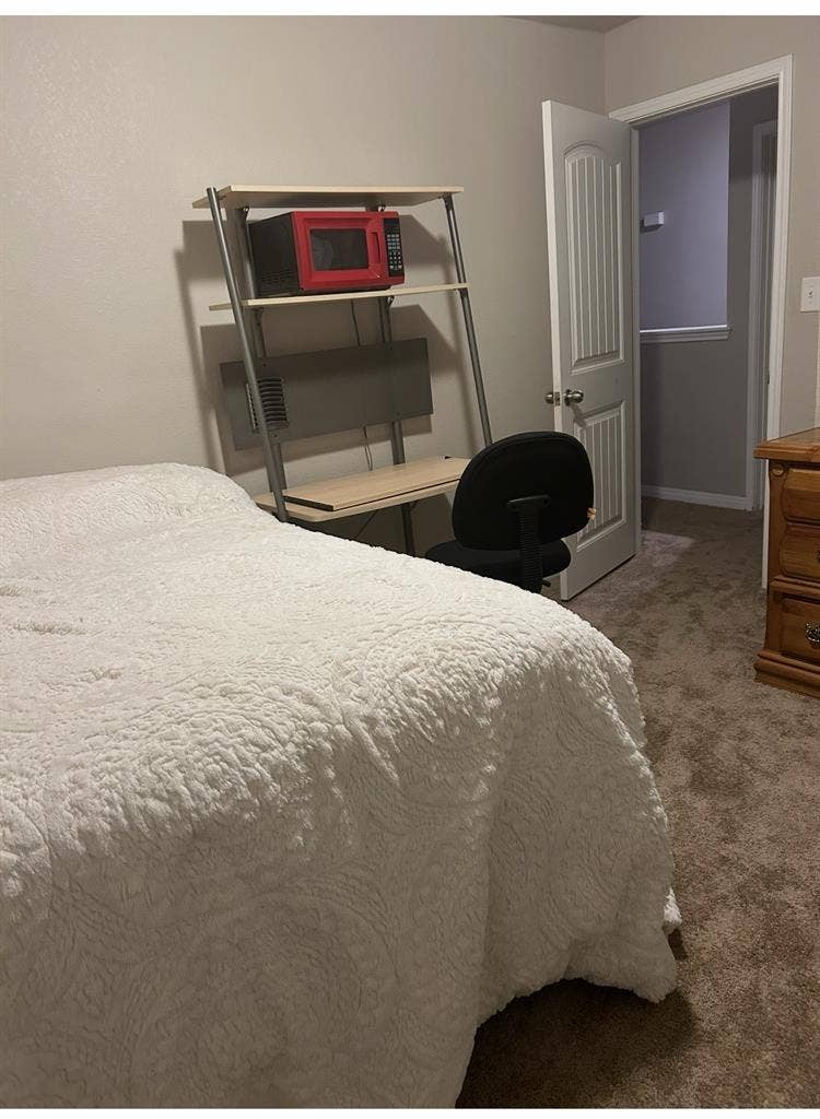 Room w/fridge n microwave $700