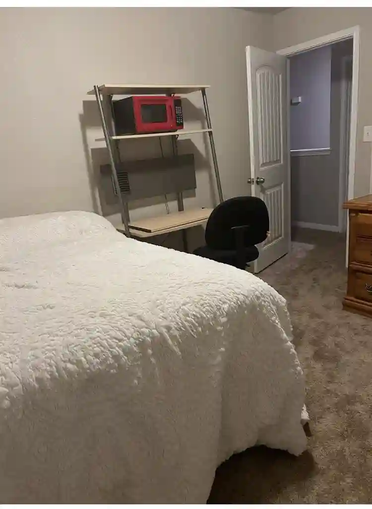 Room w/fridge n microwave $700