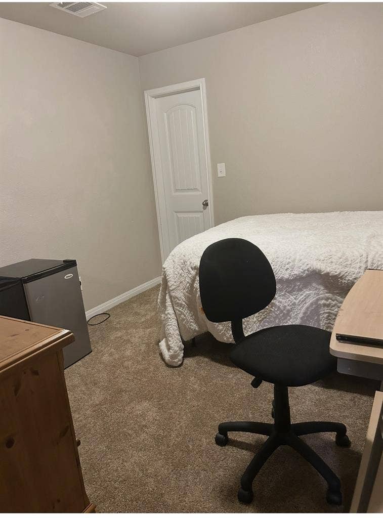 Room w/fridge n microwave $700