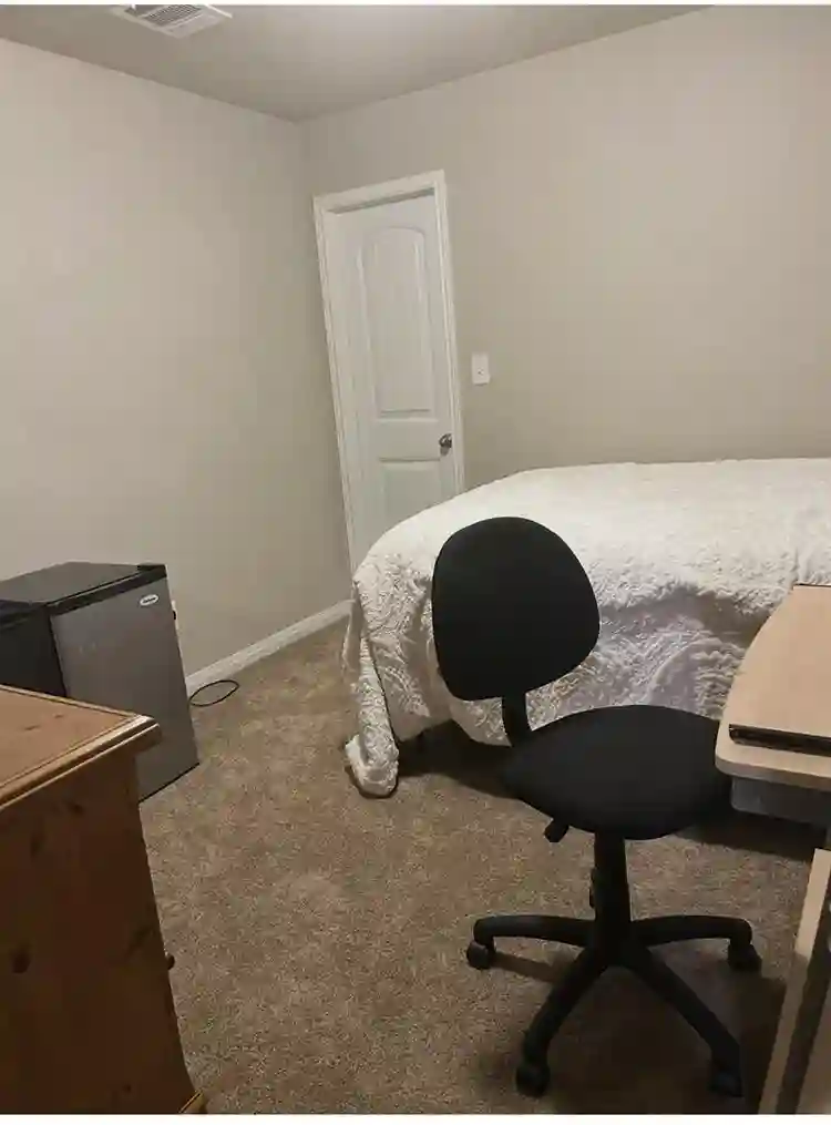Room w/fridge n microwave $700