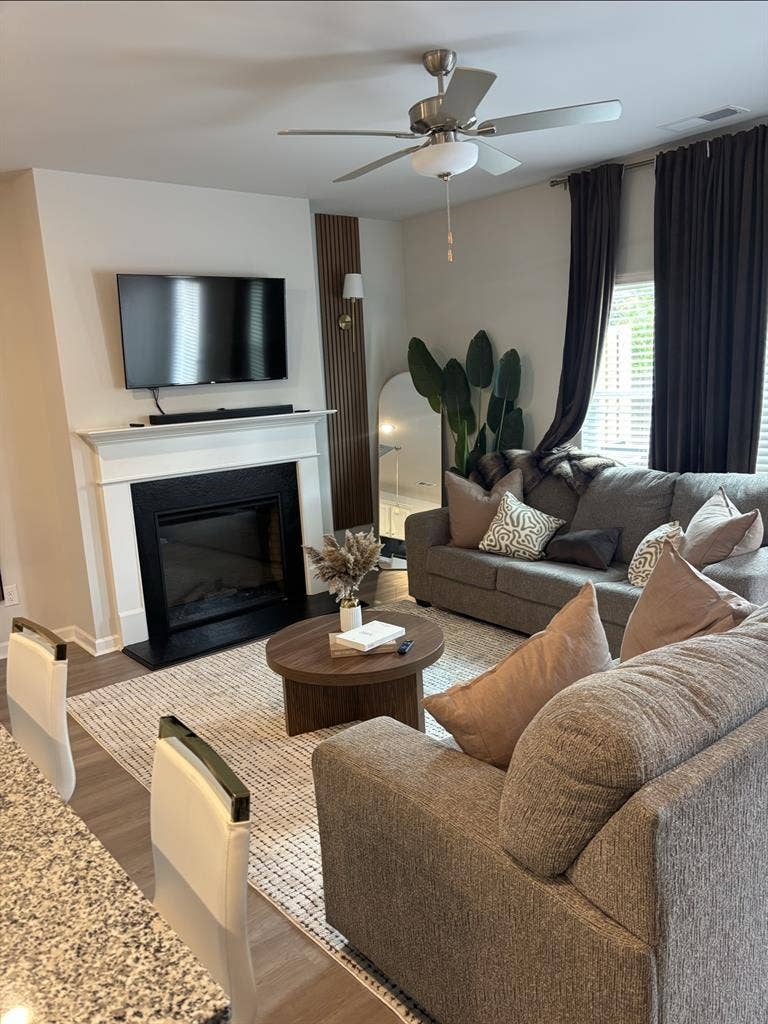 $900 Private room now available