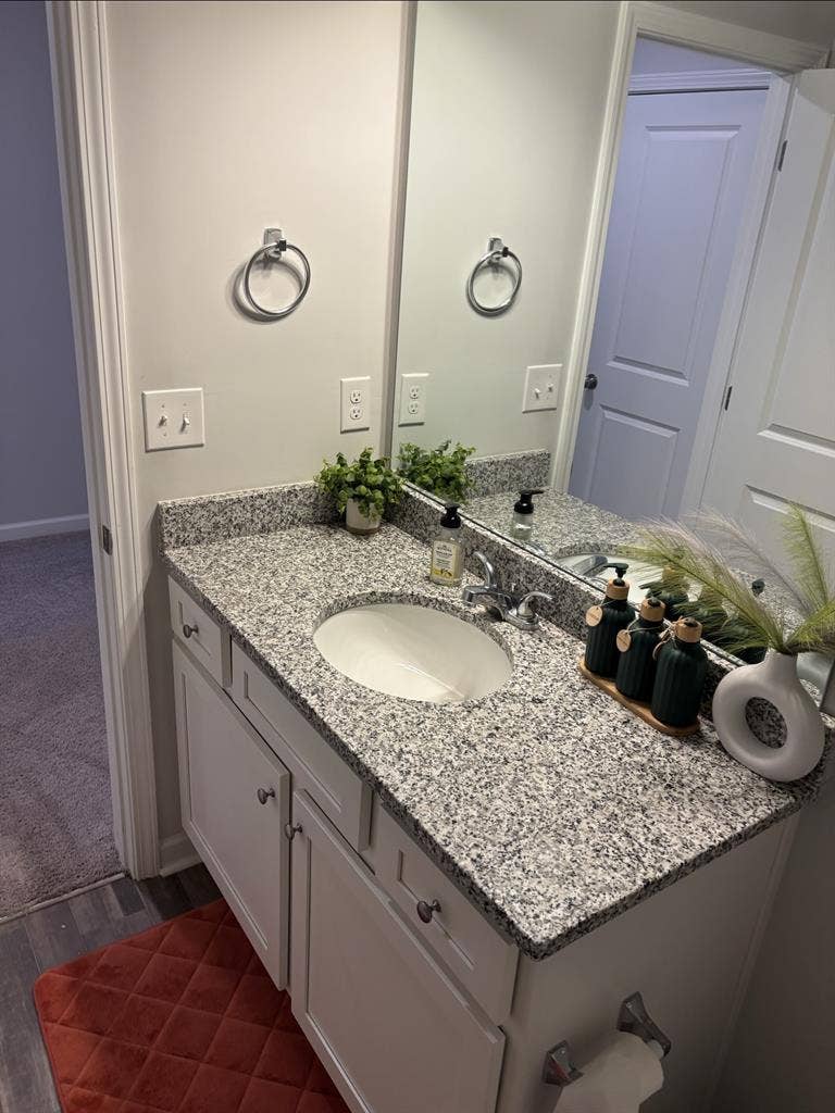 $900 Private room now available