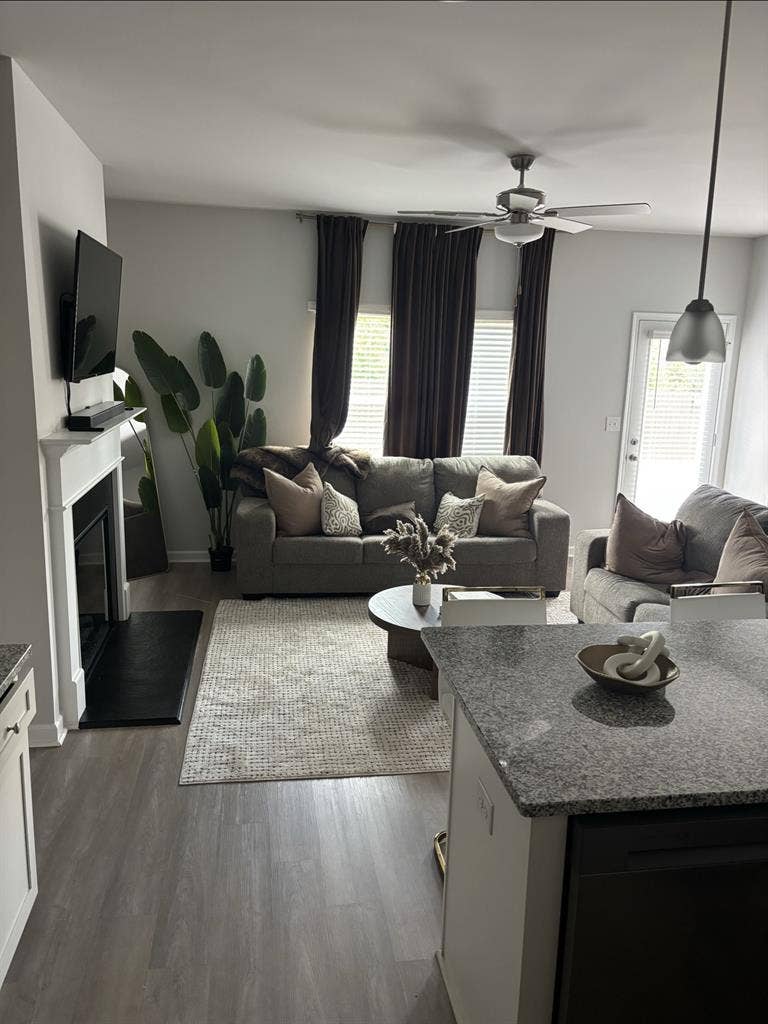 $900 Private room now available