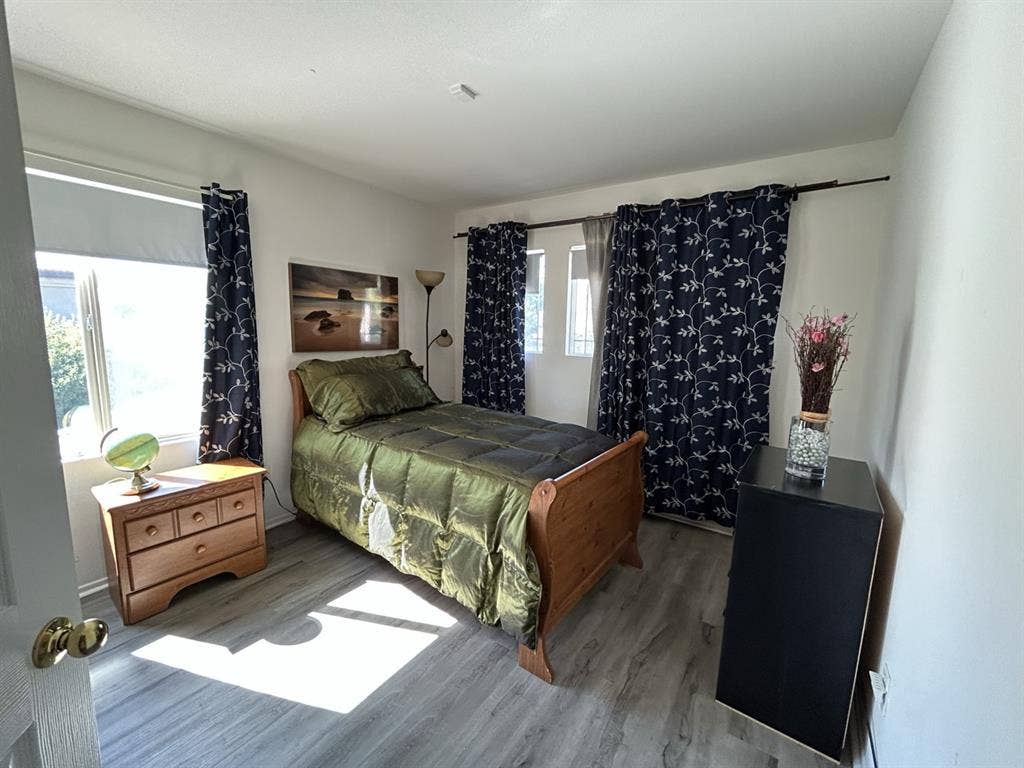 Nice and neat bedroom.