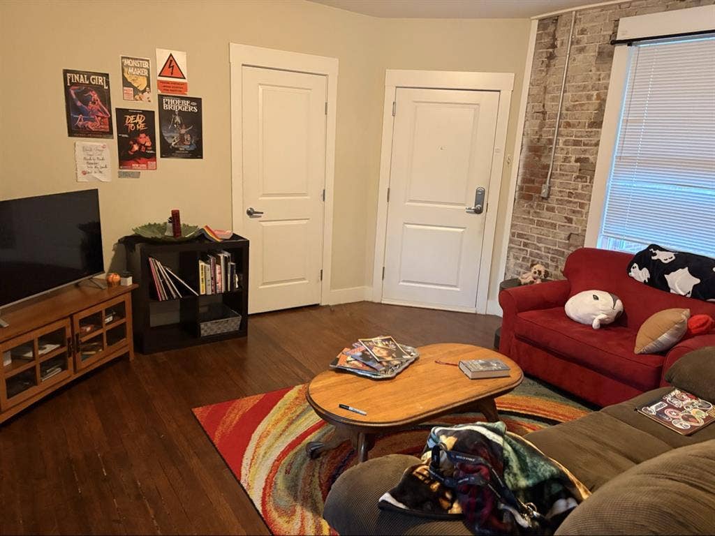 1 bed/1 bath. Hillsboro area