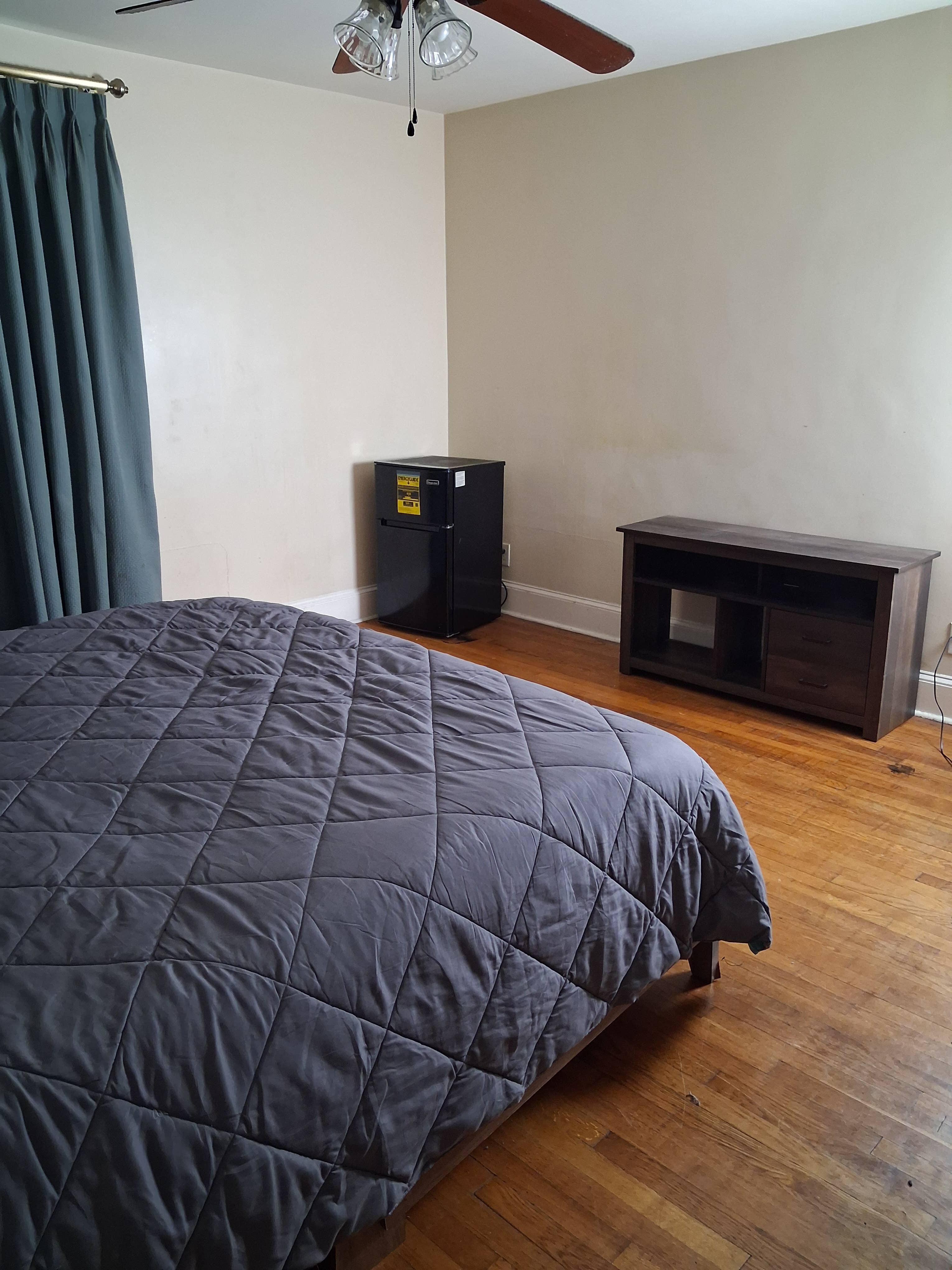 Room for rent Now.