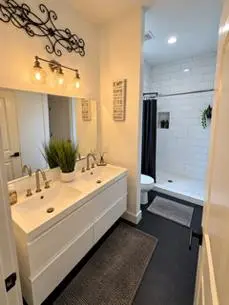 Looking for roommates!
